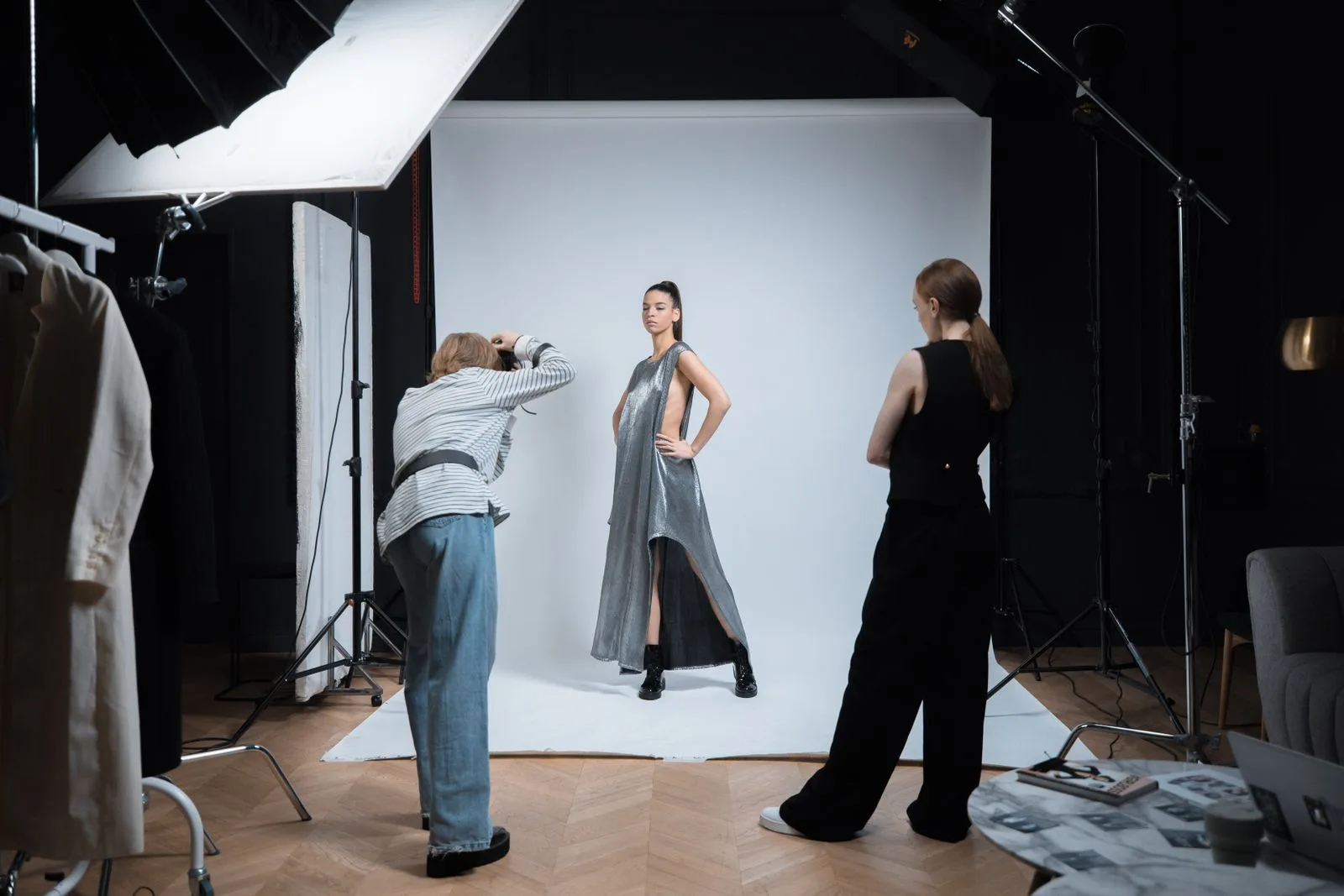 Bastidores de ensaio fotográfico em estúdio para book fotográfico profissional em Brusque