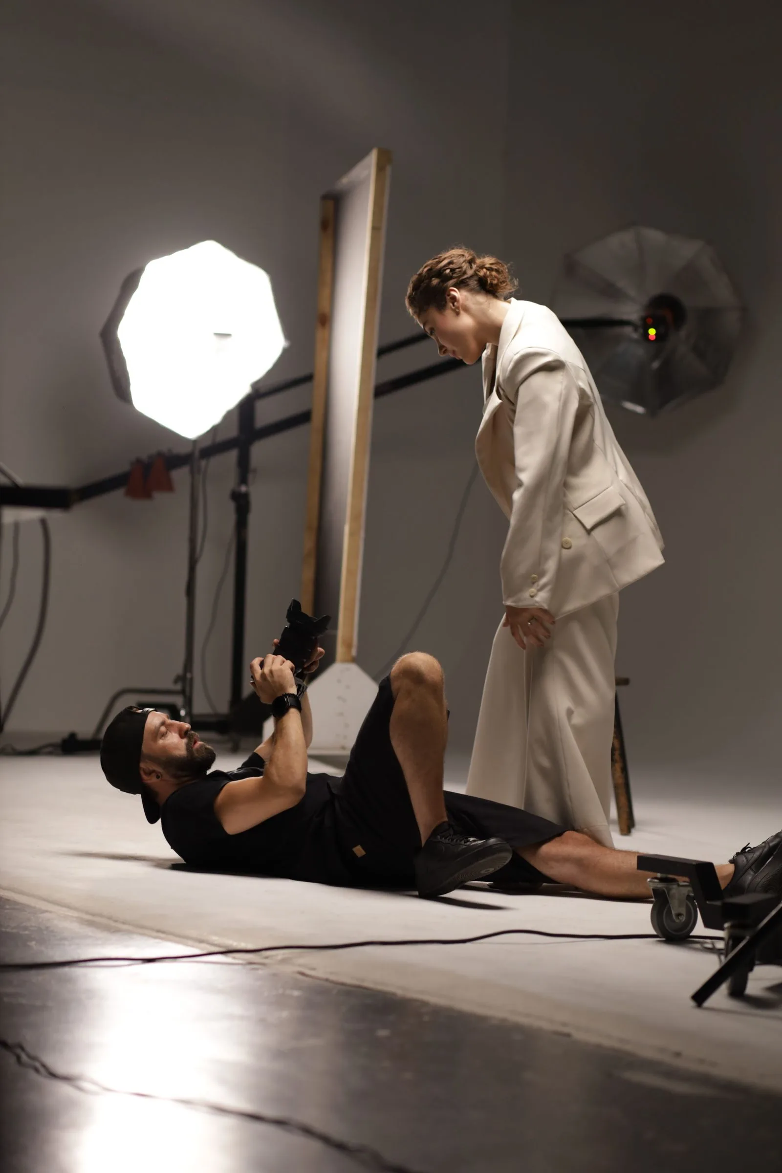 Fotógrafo profissional em estúdio durante book fotográfico em Brusque