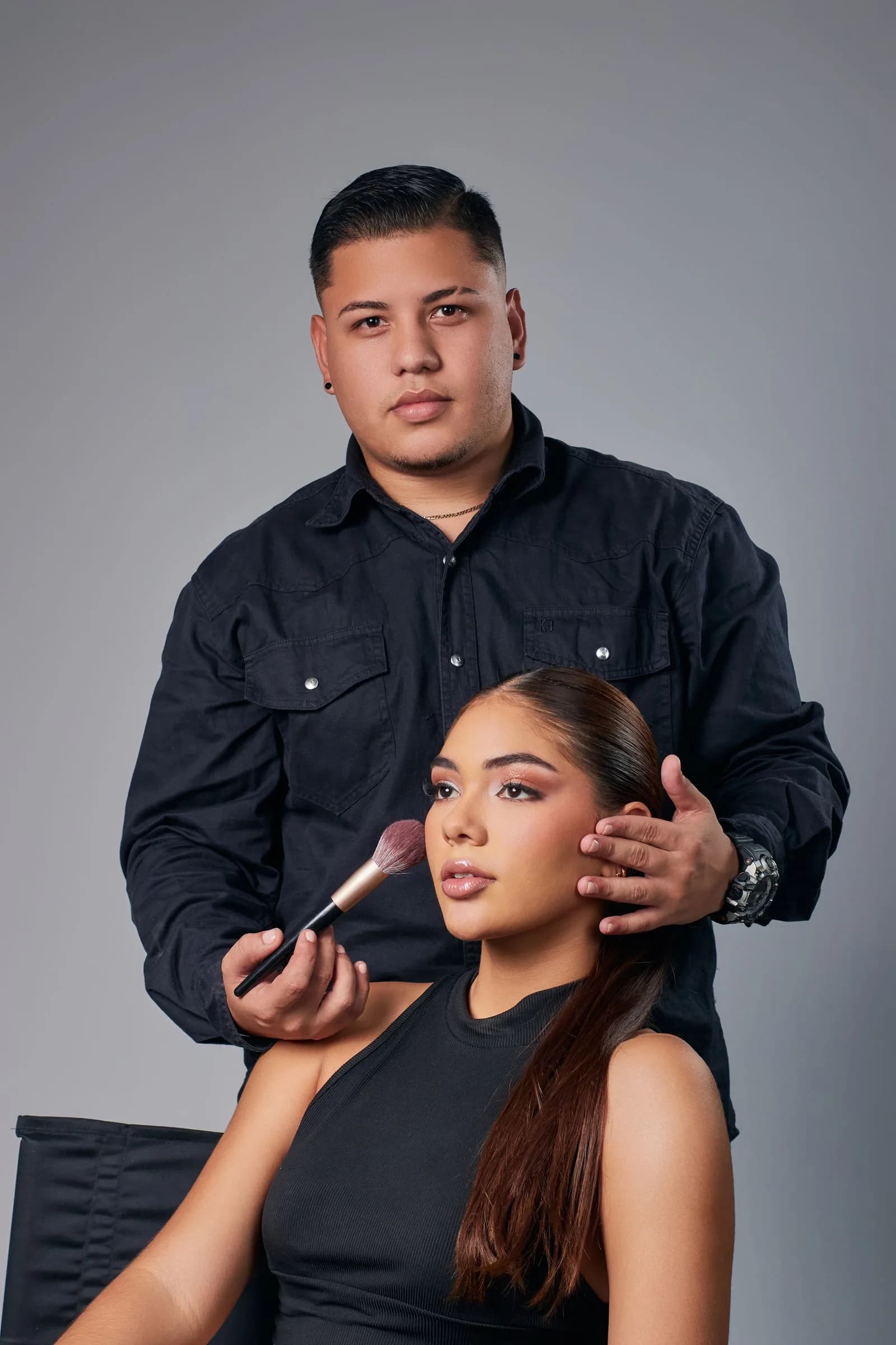 Maquiagem profissional sendo aplicada para book fotográfico em Brusque