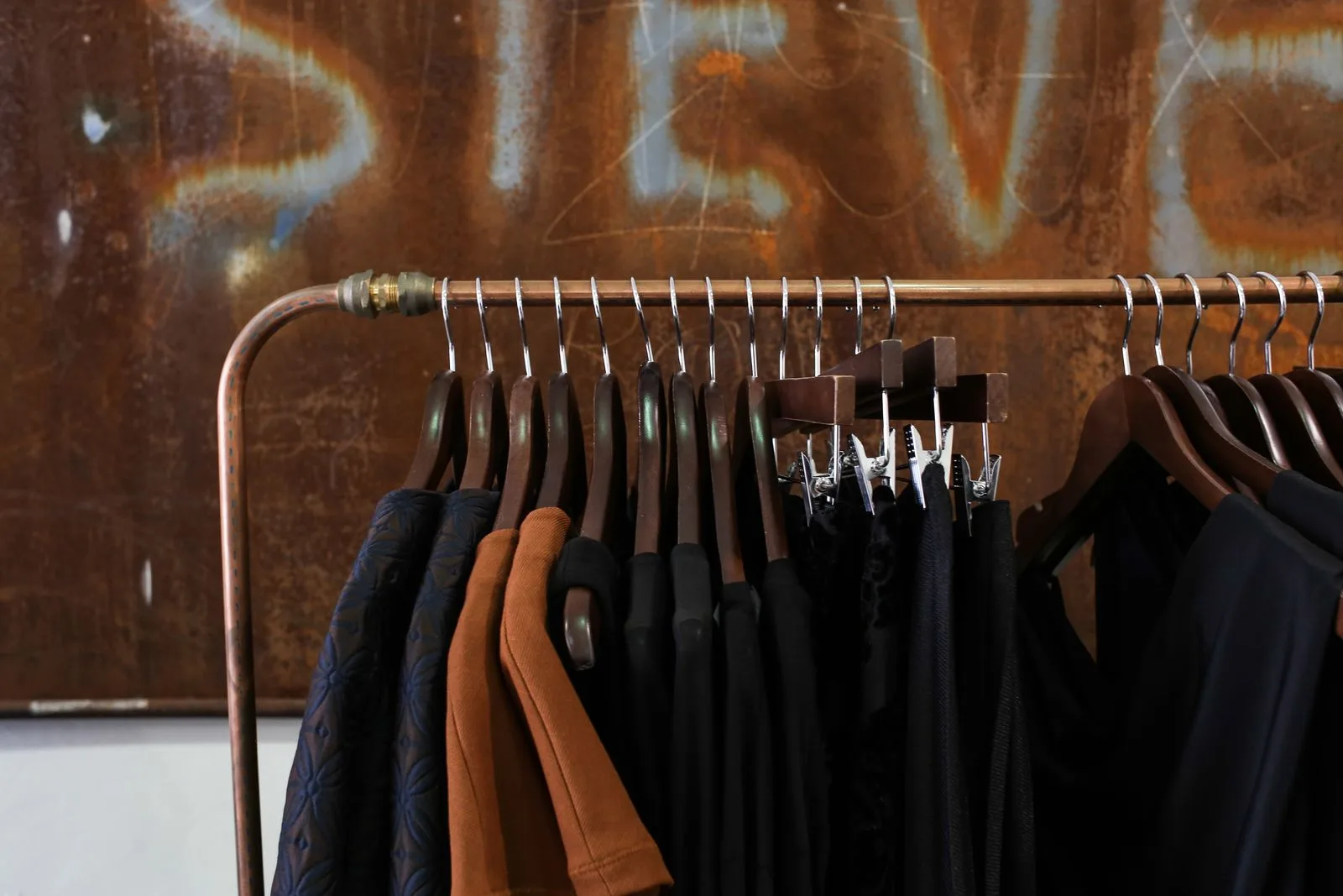 Arara de roupas da produção de moda para book fotográfico em Brusque
