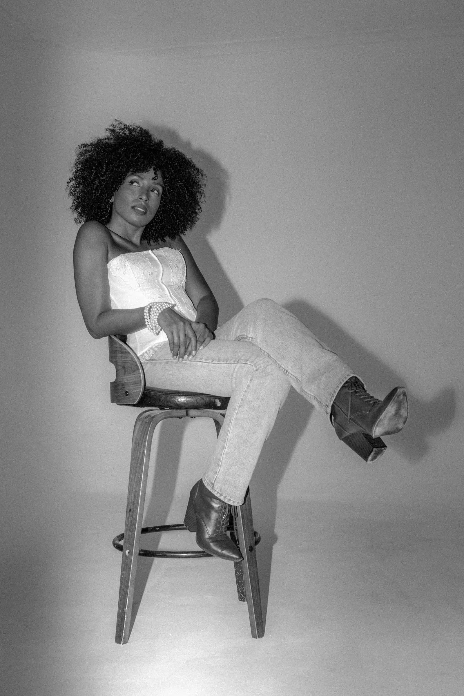 Retrato editorial feminino de book fotográfico profissional em Brusque