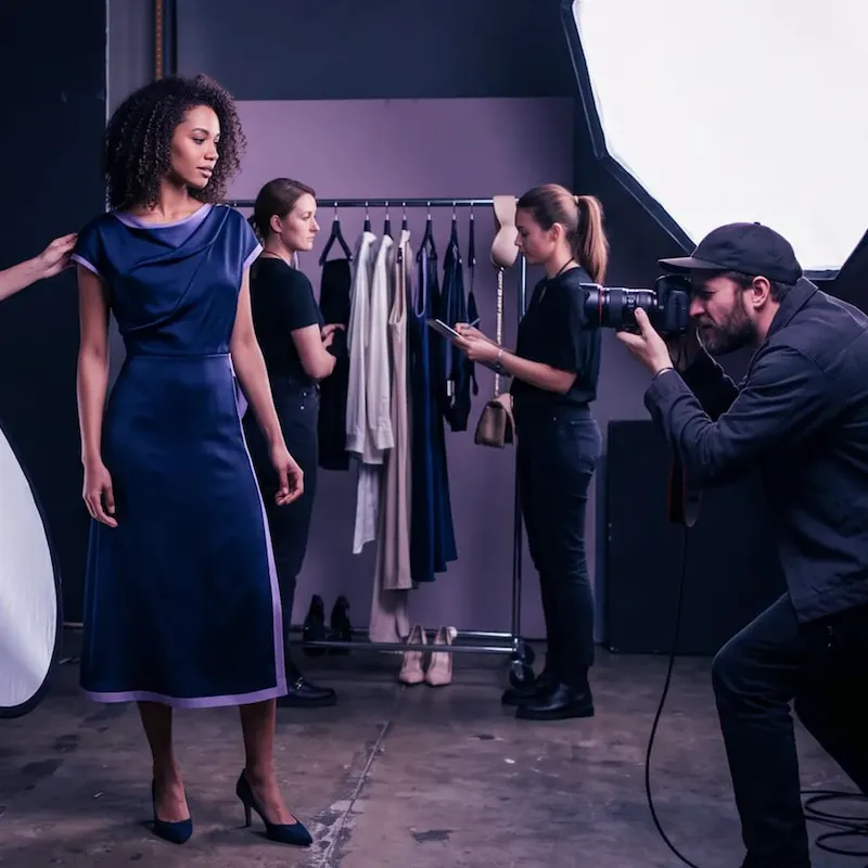 Bastidores de ensaio fotográfico com fotógrafo e modelo