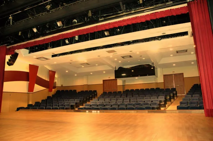 Vista lateral do palco do Teatro do Cescb